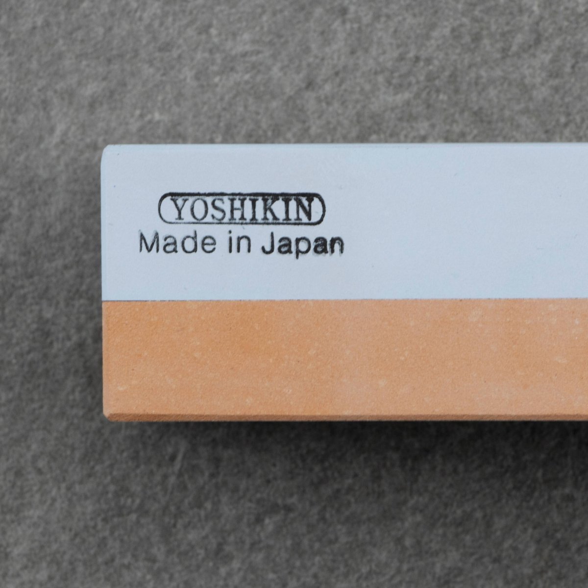 Detal kamienia Global z logo Yoshikin i napisem Made in Japan