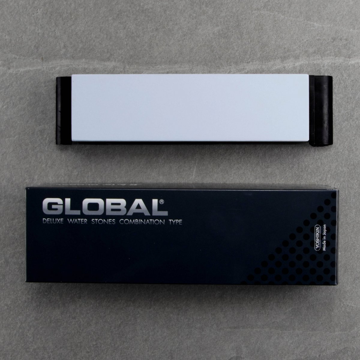 Kamień Global 240/1000 w uchwycie obok oryginalnego pudełka